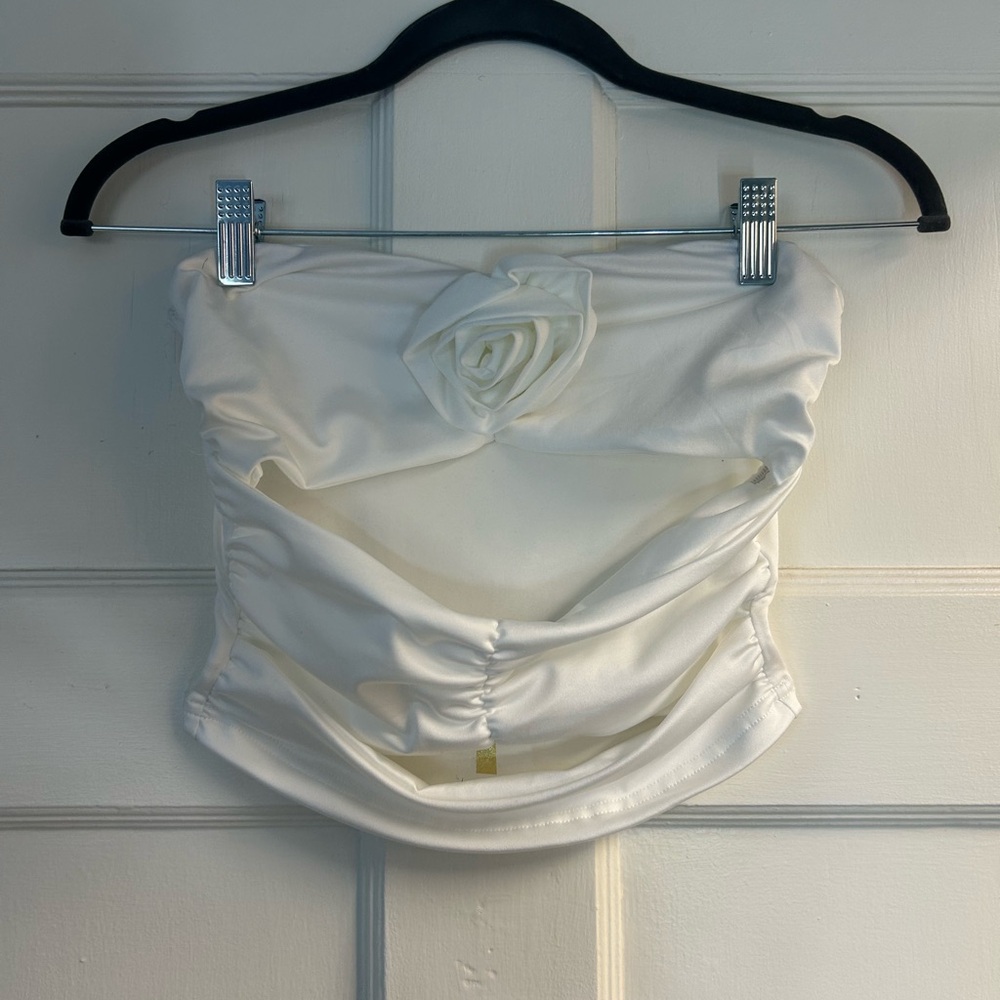Elegant White Strapless Top with Floral Detail